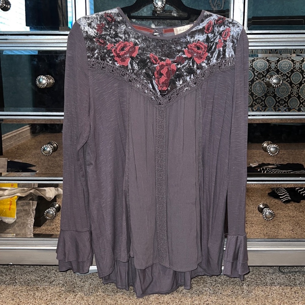Grey Altar’d State top with crushed velvet and keyhole back
